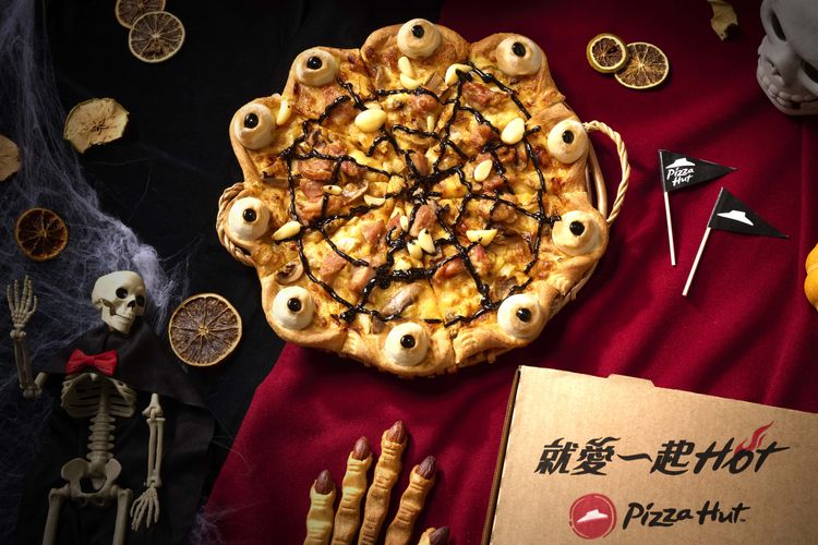 必勝客「Eye吃鬼湯圓蒜頭雞比薩」將芝麻湯圓和蒜頭蛤蜊雞混搭。業者提供