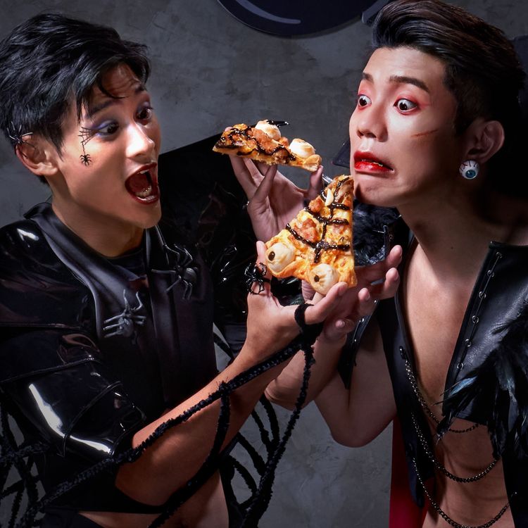 原子少年夏浦洋、陳峻廷大玩萬聖節變裝秀，變身蜘蛛獸人和大眼血巫面貌，大嗑「Eye吃鬼湯圓蒜頭雞比薩」。業者提供