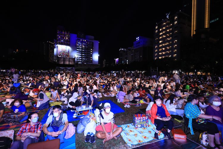 上前名民眾席地而坐在草悟道廣場，聆聽睽違兩年的爵士音樂演出。曾雪蒨攝