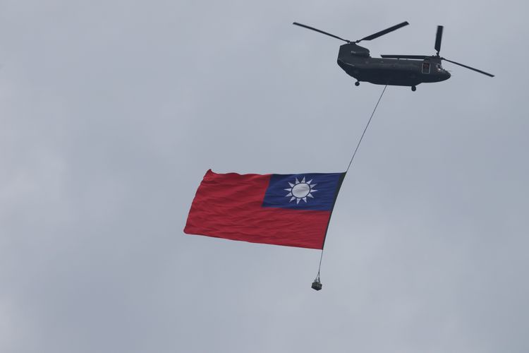 國軍CH-47SD契努克運輸直升機吊掛巨幅國旗。鄭孟晃攝