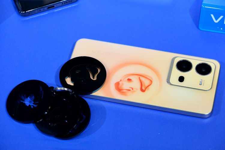 延續上一代光致變色背蓋設計。陳志淵攝