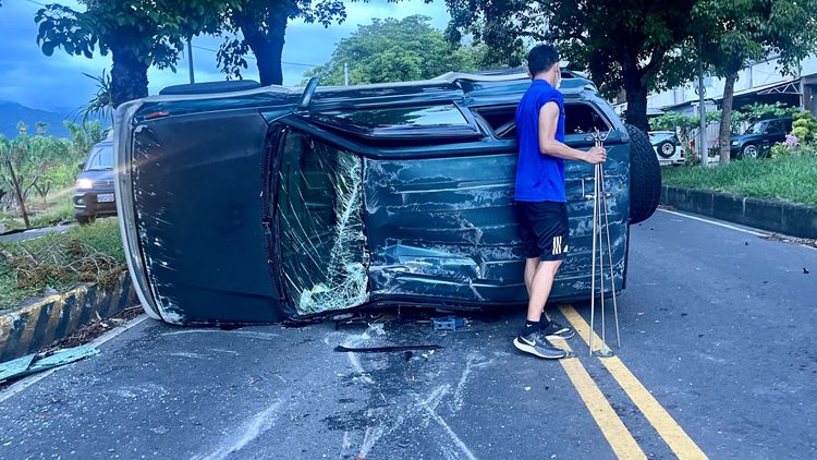 藍衣駕駛正拿出車上物品，交給一旁家人協助帶回。古和純攝