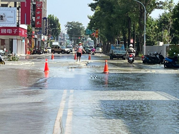 警方接獲水管爆裂消息，趕緊封閉道路。縣議員陳光軒提供