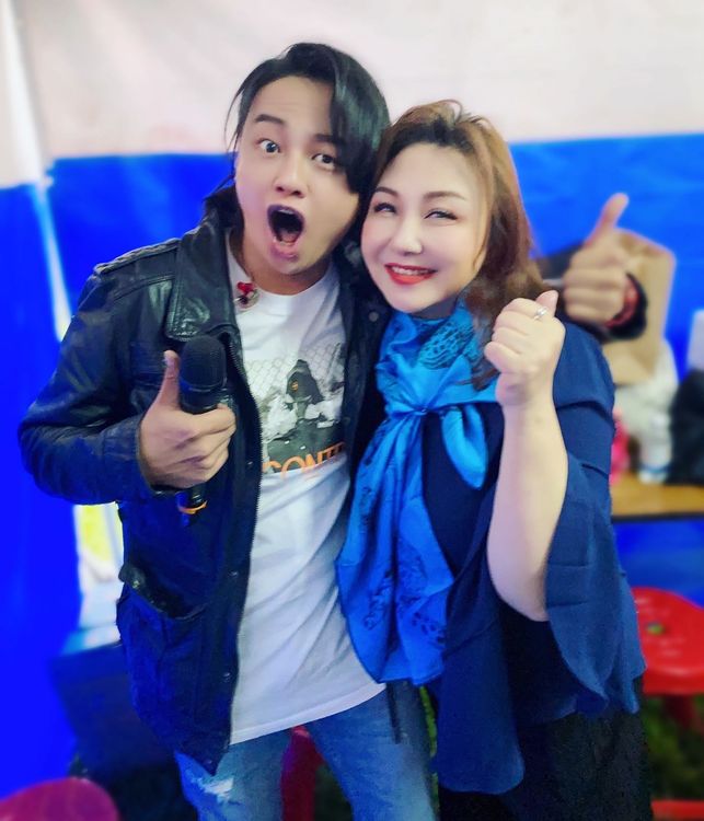 鄭怡（右）與師弟賴銘偉開心合照。親子草地音樂會提供