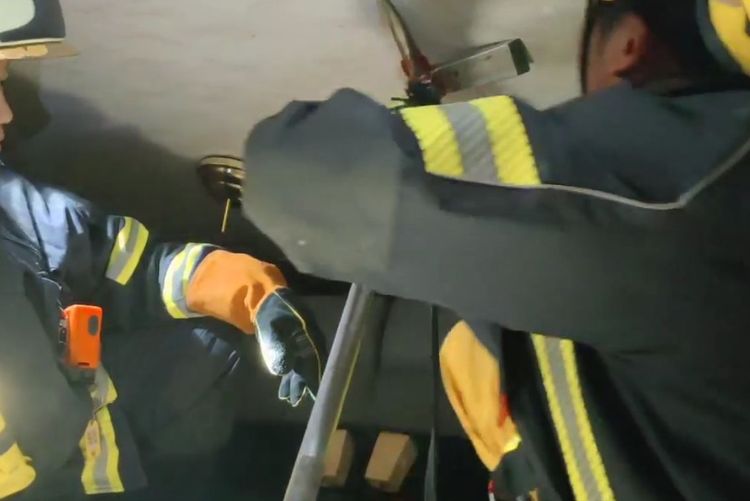 至於另一名婦人因受困障礙物中，消防人員也出動機具撐開周圍障礙物，全力搶救婦人中。 翻攝自義消特搜隊顏勝裕的FB