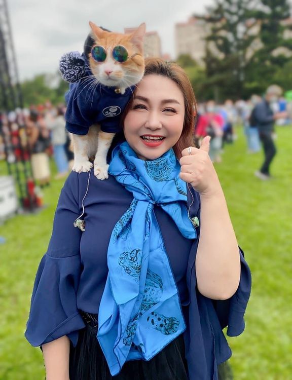 鄭怡開心地與造型貓拍合照。親子草地音樂會提供