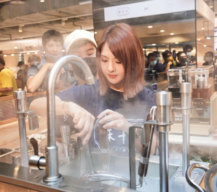  麻十七為藝人郭靜投資品牌，她也曾擔任一日店長開賣鮑魚小麵。翻攝FB/麻十七