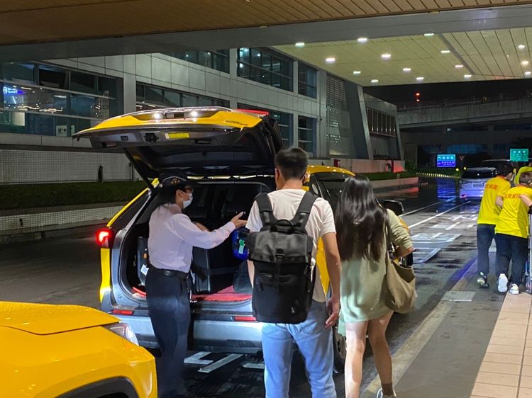 桃機服務人員視防疫防疫車輛車型、人數、行李等條件安排共乘車輛。桃機提供