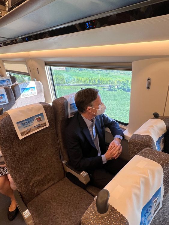 勃恩斯前天上傳搭高鐵的照片。中國網友說他搭乘的是二等艙。翻攝推特