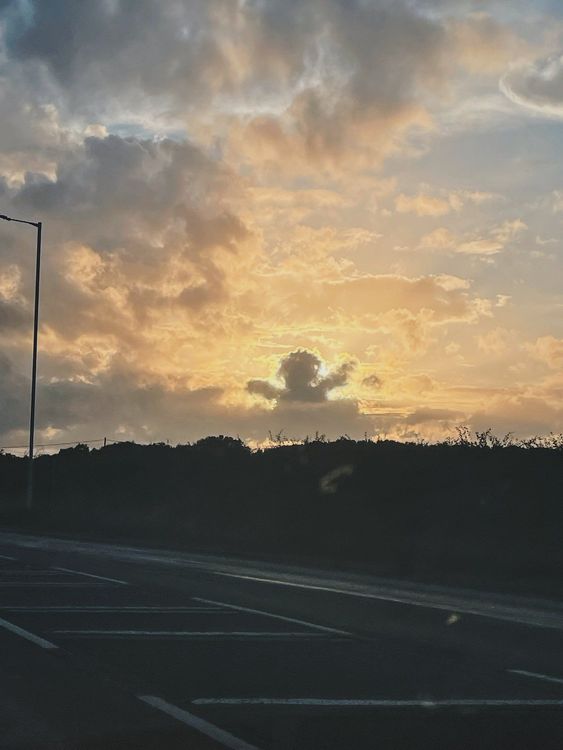 路奇福德說她覺得這朵雲像女王在天堂起舞。翻攝推特@BeckyLuetchford