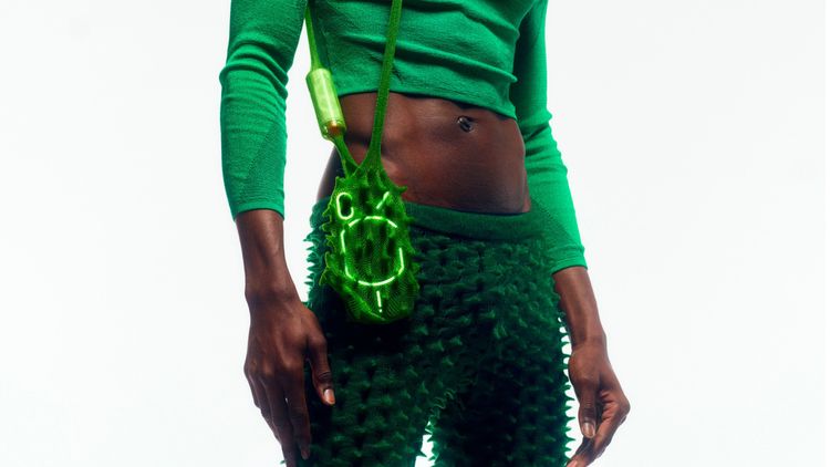 與 Nothing Phone (1)搭配的造型。取自推特