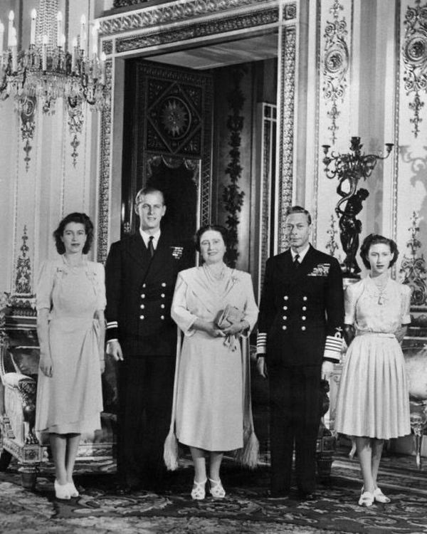 國王喬治六世紀念禮拜堂的墓穴安葬有女王、王夫、母親、父親與妹妹（左起）。翻攝twitter/TheRoyalFamily@RoyalFamily