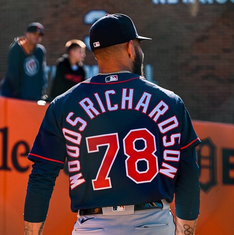 雙城菜鳥伍茲李察森姓氏像拱橋般環繞背號。  翻攝雙城官方推特