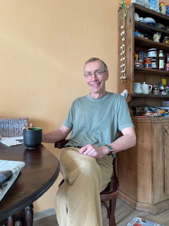 帕博提供給諾貝爾獎的照片，就是老婆琳達拍的喝咖啡照片。翻攝推特@NobelPrize