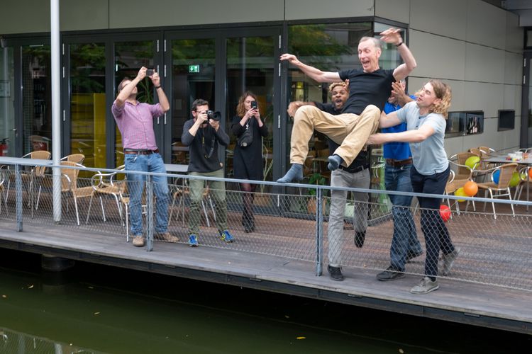 帕博被同事合力丟下池塘。翻攝馬克思普朗克研究院推特