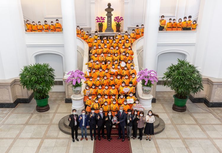 蔡英文總統今天驚喜現身與橘高校學員合照。總統府提供