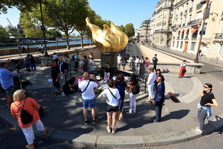 民眾在巴黎街頭放置鮮花，紀念已故的英國王妃黛安娜。美聯社