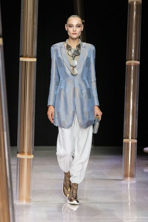 GIORGIO ARMANI 2023春夏女裝系列大秀以「Fil d’Or」為主題，以金色光澤來點亮日裝造型，創造閃閃光彩。品牌提供