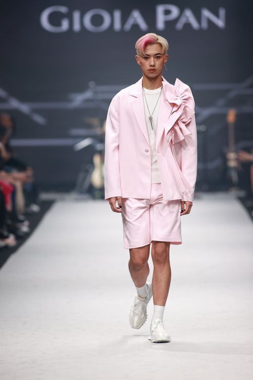 原子少年「木星」成員江尚儒為GIOIA PAN 2023春夏系列發表開場走秀。品牌提供