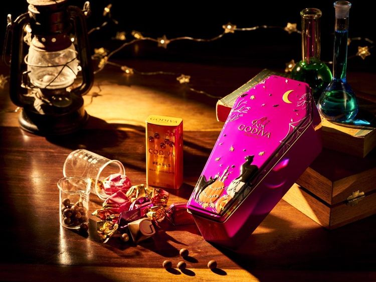 GODIVA今年推出木乃伊棺材造型鐵盒，充滿搞怪氣氛的設計為神祕萬聖節揭開序幕。業者提供