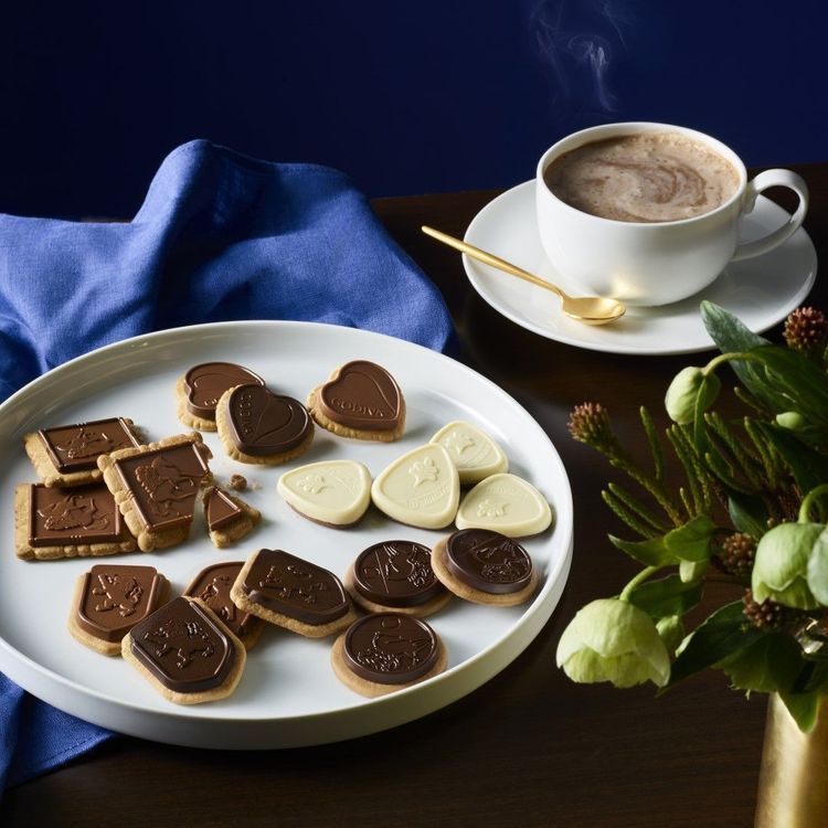 GODIVA牡丹花款喜餅禮盒鬆脆餅乾配上香醇牛奶及經典純巧克力口味，製造出最極致的甜蜜享受。業者提供