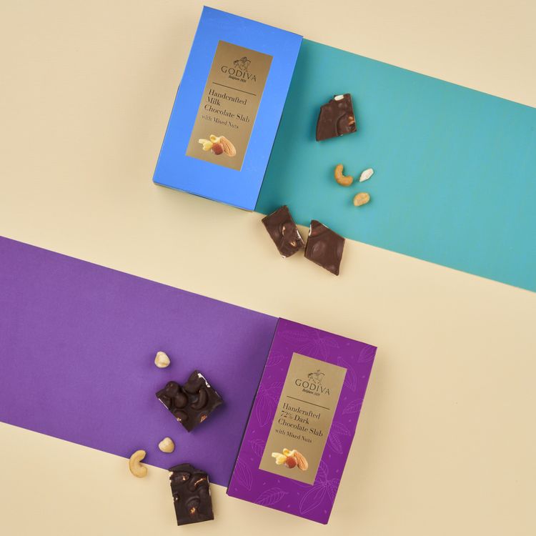 GODIVA手工綜合堅果巧克力塊，純手工製作、細膩烘培，搭配經典濃醇黑巧克力、牛奶巧克力，帶來前所未有的厚實口感。業者提供