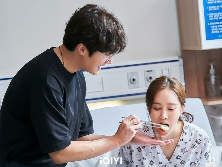 2人劇中假扮成夫妻查案，丁一宇（左）甜蜜餵食俞利。愛奇藝國際站提供