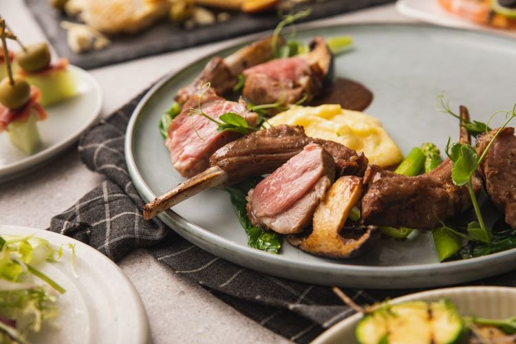 慕軒飯店內的GUSTOSO義大利餐廳有每人1380元+10%或1580元+10%價位的半自助式套餐可選擇。業者提供