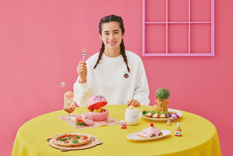 GU與《星之卡比》聯名系列推出上衣、家居服組、拖鞋等女裝單品，並以星之卡比主題餐廳「Kirby Cafe」為設計主題。業者提供