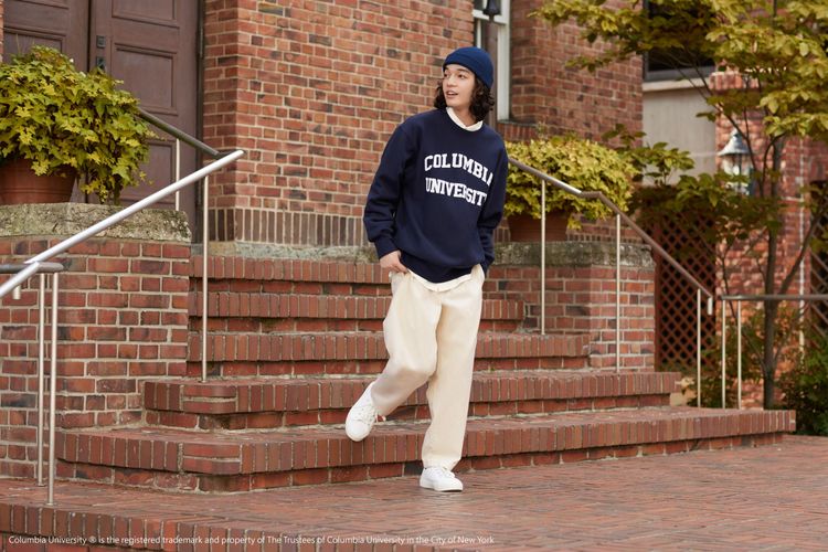 GU新推出的「SWEAT 大學T／帽T系列」聯名哥倫比亞、賓夕法尼亞大學推校徽款單品。業者提供