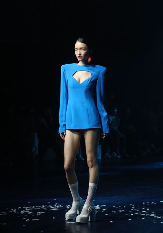 UUIN將醫護人員服飾透過挖空、拼接等處理，創造新舊並蓄的巧思。陳明中攝