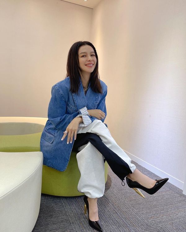 徐若瑄以oversize裝束搭配Lipchick Pump黑色漆皮高跟鞋，打造出甜辣嘻哈風。翻攝vivianhsu.ironv IG