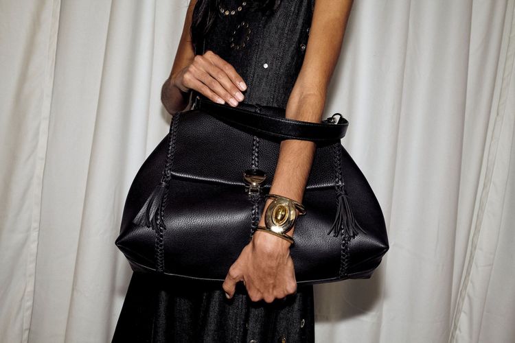 全新包款Penelope，標誌性金屬硬幣搭扣為特色。品牌提供