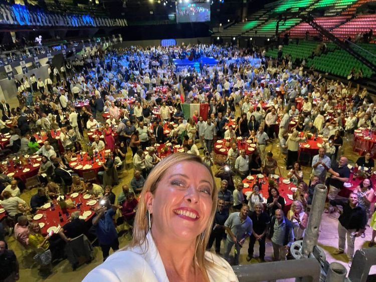 梅洛尼出席造勢活動，常拿出手機與選民自拍。翻攝臉書