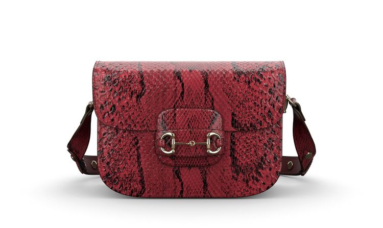 Gucci Horsebit 1955蟒蛇皮肩背包，18萬700元。品牌提供