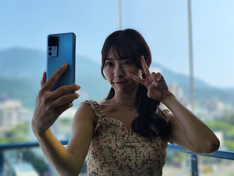 未開HDR實拍圖：測光到環境亮，模特兒主體偏暗。王雪玲攝