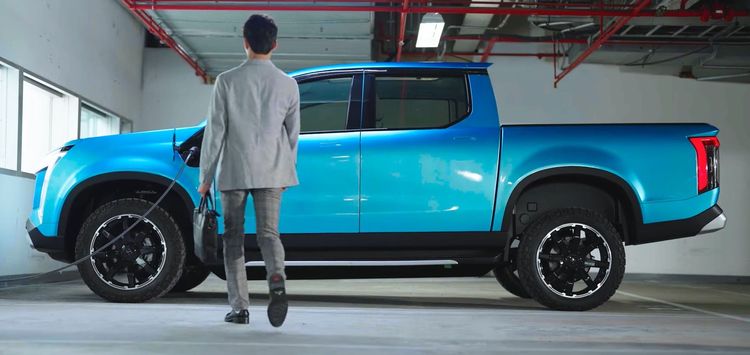 雙艙四車門的配置，可容納最多五人乘坐，為了減少行駛風阻，也採用隱藏式伸縮把手機構。鴻海影片截圖