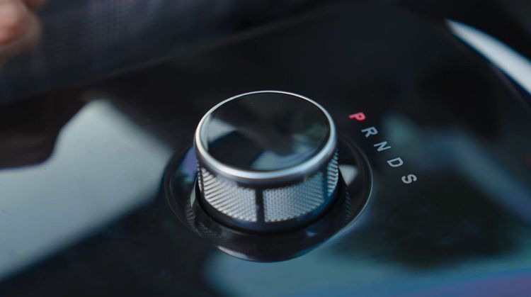 伸縮式的排檔旋鈕設計，毫無疑問地帶來不少科技的儀式感。鴻海影片截圖