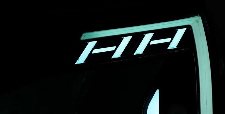 頭燈尾燈的燈條，都刻意建構出「HH」的圖像，似乎在隱喻著(鴻海HON HAI)的意象。鴻海影片截圖