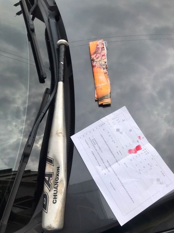 嫌犯持棍棒毆打蔣男，還逼他簽下和解書。民眾提供