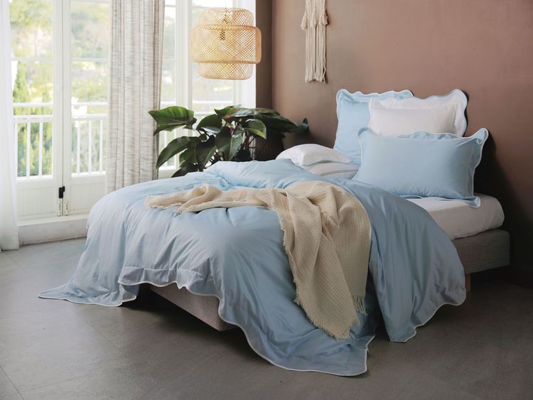 艾薇菈埃及棉素色床被組(雙人)，原價9280元，特價6980元，HOLA。業者提供