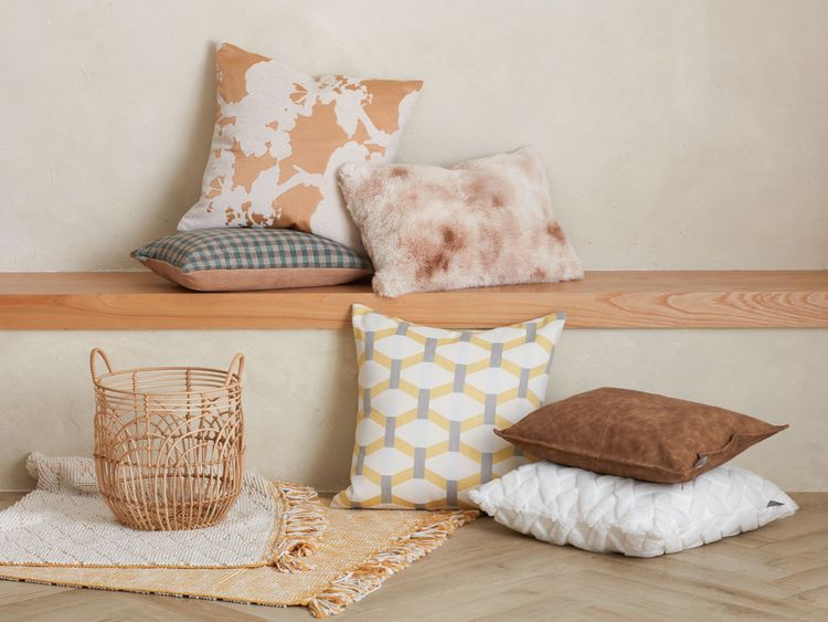 抱枕新品有西裝格紋、花草圖騰、隨興幾何、流蘇設計等20種圖樣。業者提供