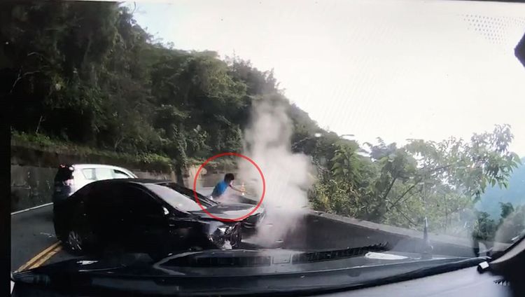 范男（紅圈）自撞護欄後，下車竟是跳下一旁邊坡逃逸。民眾提供