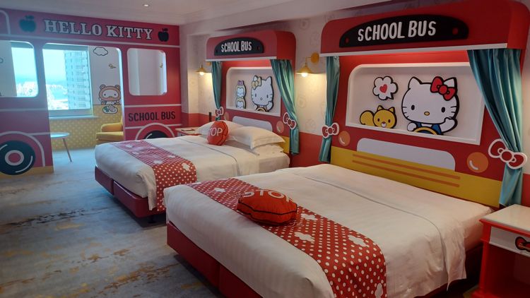 9/1起在新增8間風格不同的主題房，圖為Hello Kitty「美式學院風」主題房。高雄漢來提供
