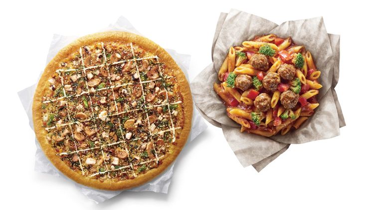 必勝客限量Hero雙主餐隨饗券，包含個人比薩與紙包筆管麵各一份，優惠價299元。業者提供