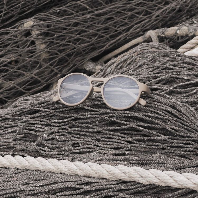 Hibāng採用廢棄漁網再生材料製作漁網眼鏡。業者提供