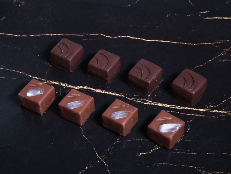 榮獲ICA亞太區銀牌的酒粕巧克力及銅牌的百香軟糖胡椒巧克力。長榮桂冠提供