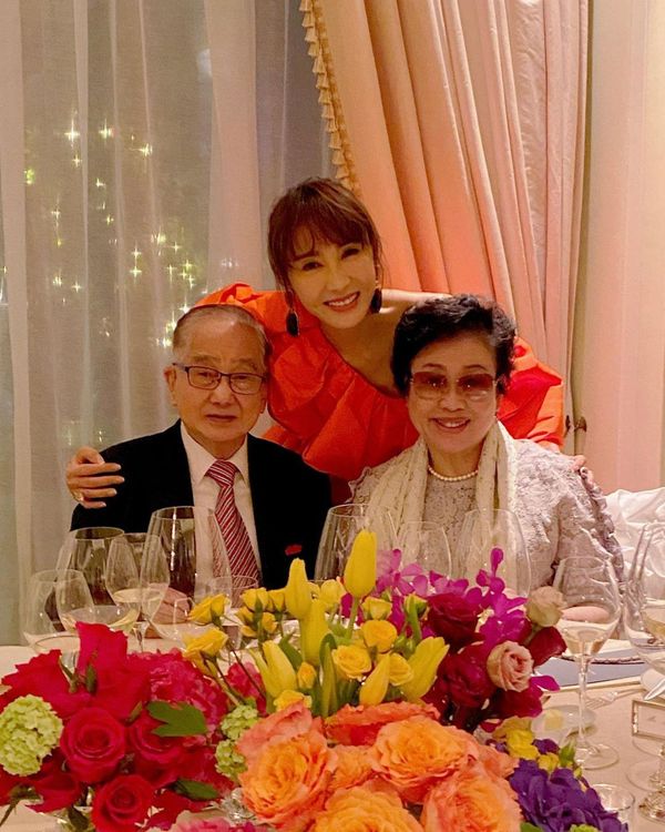 黎姿（中）和父母開心合照。翻攝黎姿IG