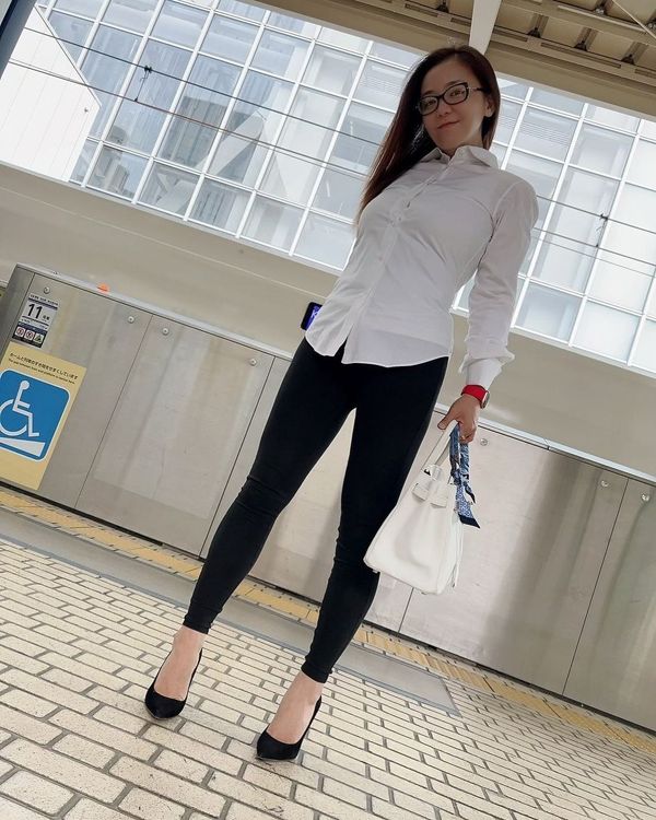 華原朋美甩肉25公斤，開心穿上15年前買的GUCCI 38號襯衫。翻攝華原朋美IG