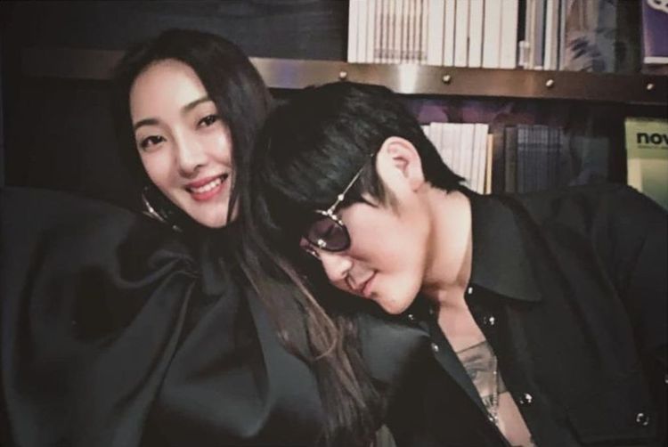 曹格（右）前幾天突然曬出疑似和吳速玲的舊照曬恩愛，詭異操作讓阿霞看不懂。翻攝曹格IG